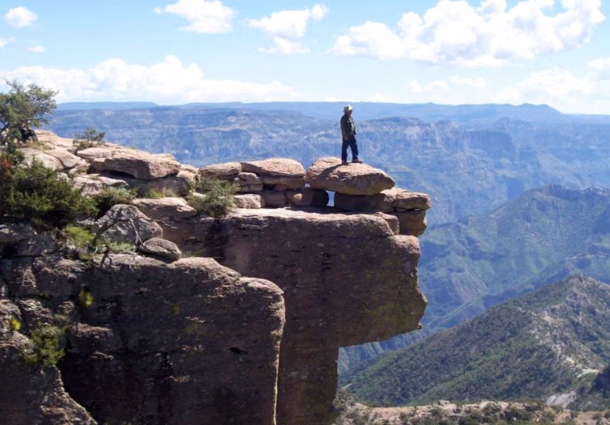 Vista amplia de las Barrancas del Cobre desde la Sierra Tarahumara