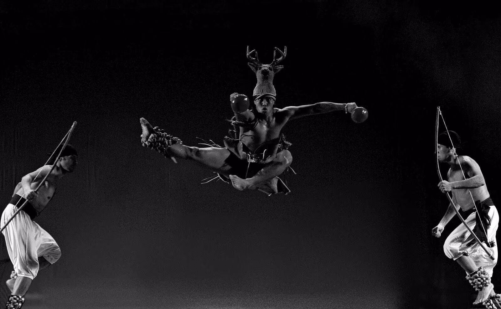 Representación tradicional de la Danza del Venado durante una experiencia cultural en El Fuerte.