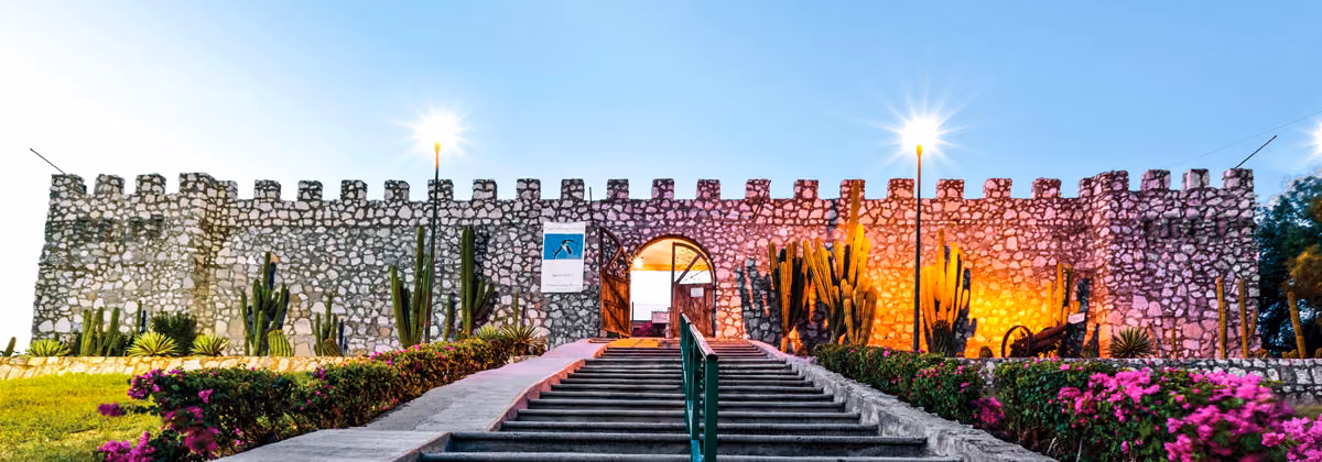 Arquitectura colonial de la Posada del Hidalgo en el Pueblo Mágico de El Fuerte.