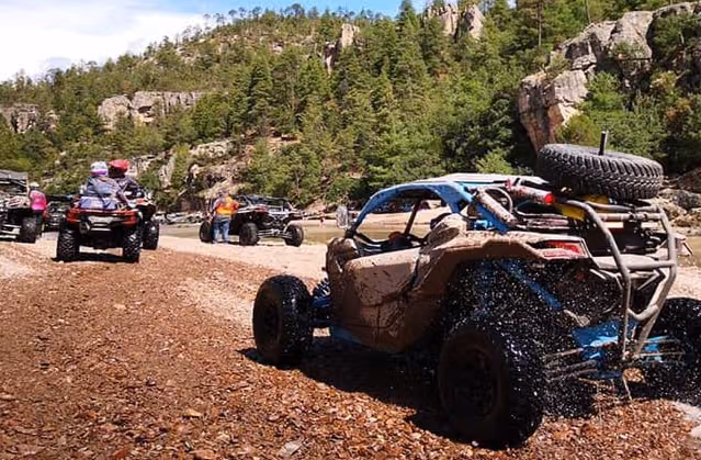 Recorrido en vehículo RZR por los caminos y paisajes de Creel, Chihuahua.