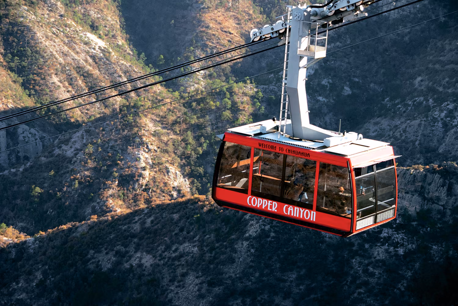 Teleférico de Parque Barrancas sobre los paisajes de la Sierra Tarahumara.