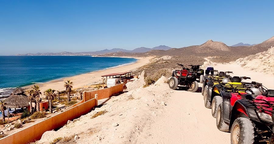 Paisaje de Los Cabos donde el desierto se encuentra con el mar en Baja California Sur.