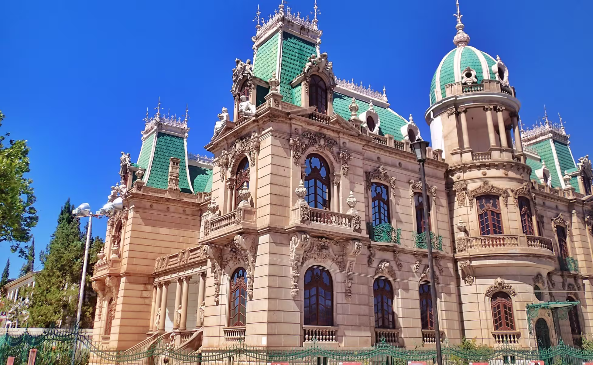 Quinta Gameros durante el recorrido por el patrimonio histórico de Chihuahua.