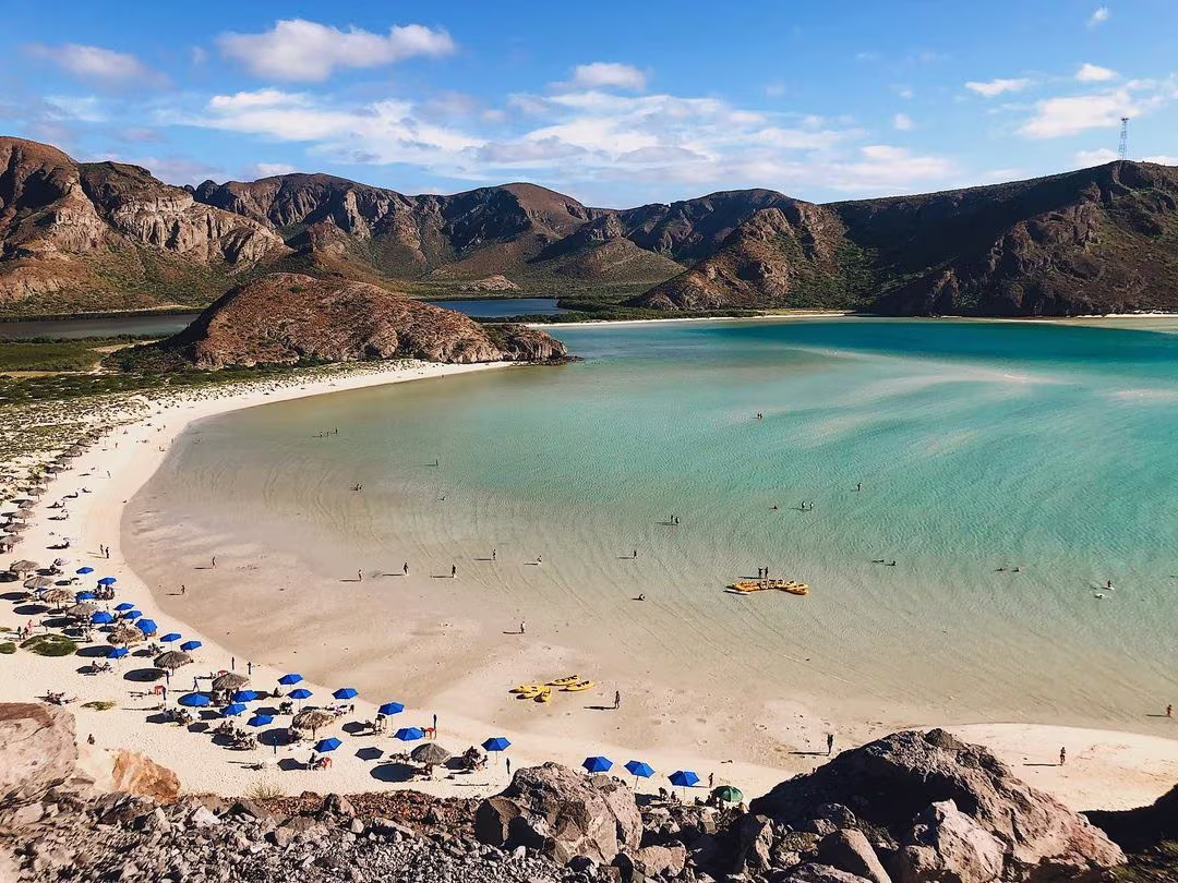 Playa Balandra y sus aguas tranquilas rodeadas de paisaje desértico en La Paz.