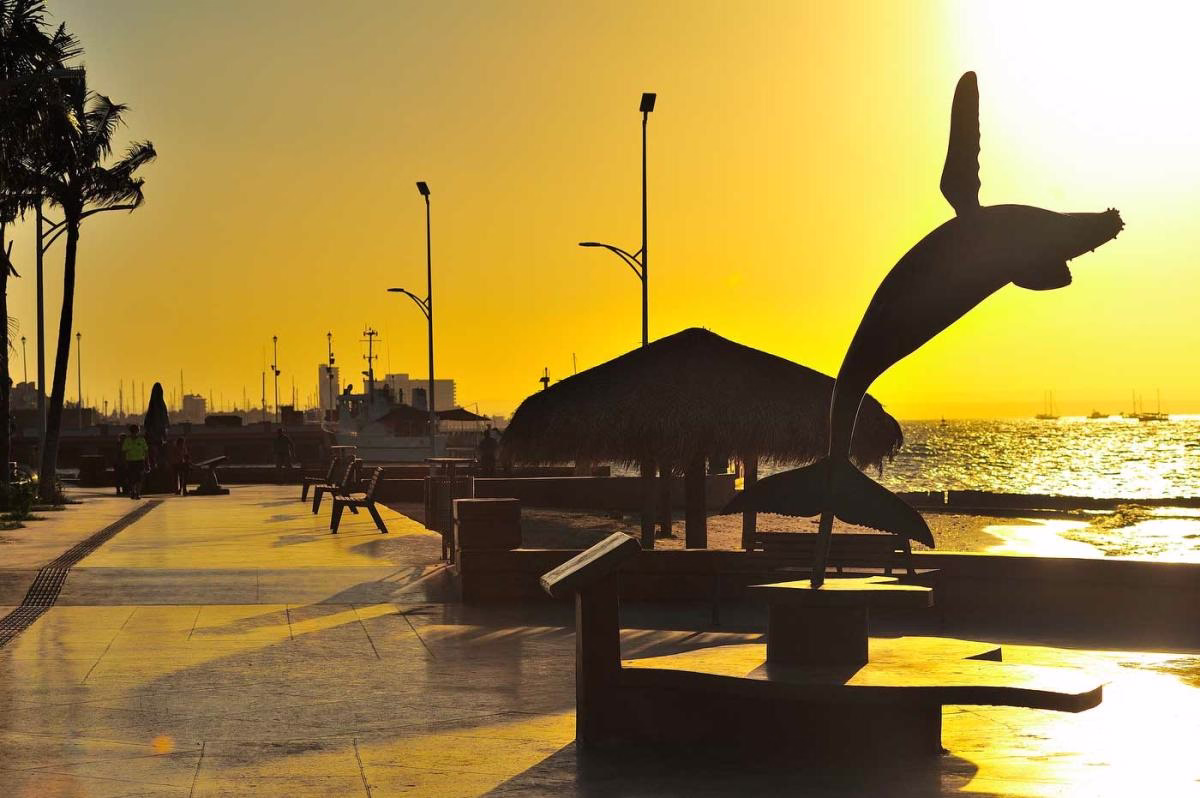 Malecón de La Paz frente al Mar de Cortés en Baja California Sur.